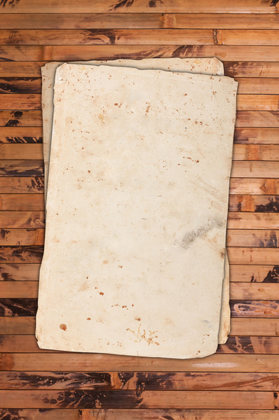 Blank vintage papers on a wooden background - Foto, Imagen