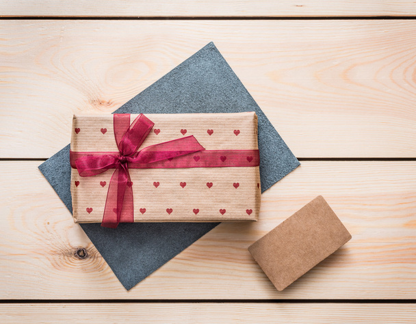 Gift box with blank tag - 写真・画像