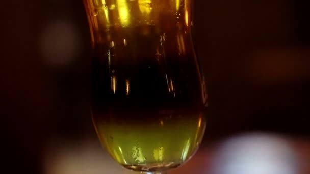 Černá s pálením, alkohol pivní koktejl prolnutí bledě zlaté pivo a tmavě černé pivo - Záběry, video
