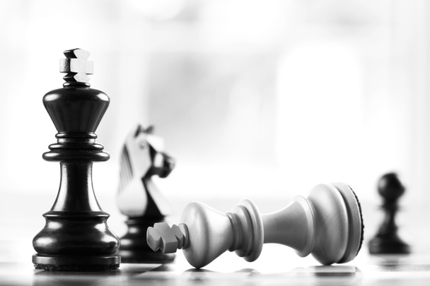 Checkmate preto derrota rei branco
 - Foto, Imagem