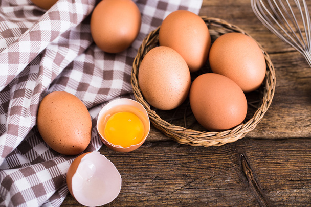 Αυγά κοτόπουλου σε ξύλινο φόντο - Φωτογραφία, εικόνα