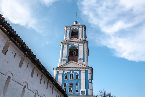 Glockenturm und Mauer - Foto, Bild