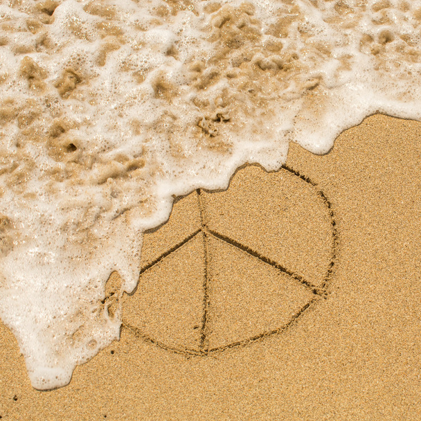 Signo de paz (pacífico) dibujado sobre arena
 - Foto, imagen