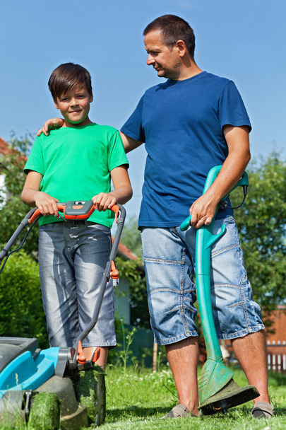 Vater und Sohn bereit für Rasenmähen - Foto, Bild