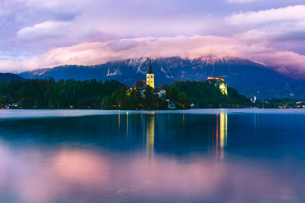Noche en la increíble ciudad de Bled, con hermosas montañas en el fondo. Eslovenia, Europa
. - Foto, Imagen