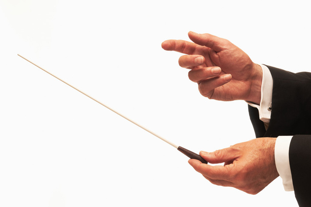 μουσική μαέστρος χέρια με το μπαστούνι που απομονώνονται σε λευκό φόντο - Φωτογραφία, εικόνα