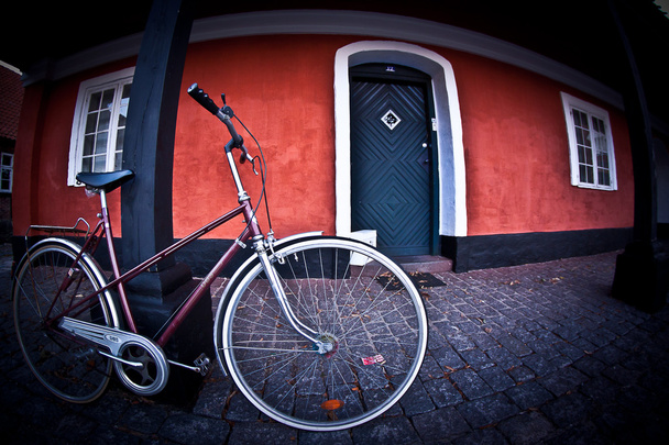 Bicicletta in una casa sull'isola di Bornholm
 - Foto, immagini
