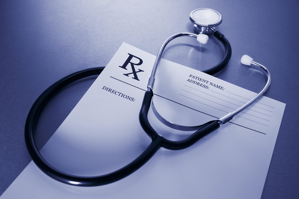 Formulario de prescripción RX y estetoscopio en escritorio de acero inoxidable
 - Foto, imagen