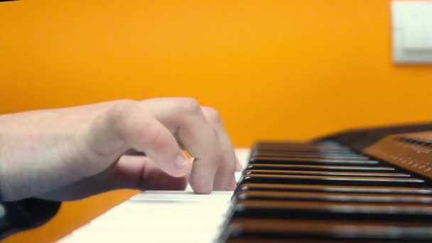 člověk hraje na klavír, close-up rukou - Záběry, video