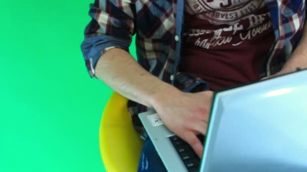 um homem digitando no teclado do laptop
 - Filmagem, Vídeo