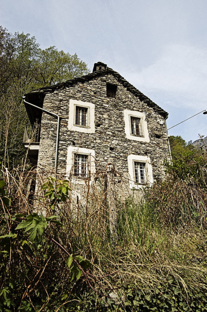 Старый заброшенный дом - Фото, изображение