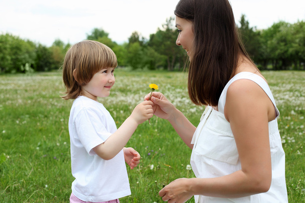 Itlle girl with her mother outdoors - Photo, Image