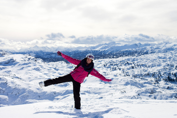 Young attractive woman, skiing in Austrian ski resort on a sunny - Zdjęcie, obraz