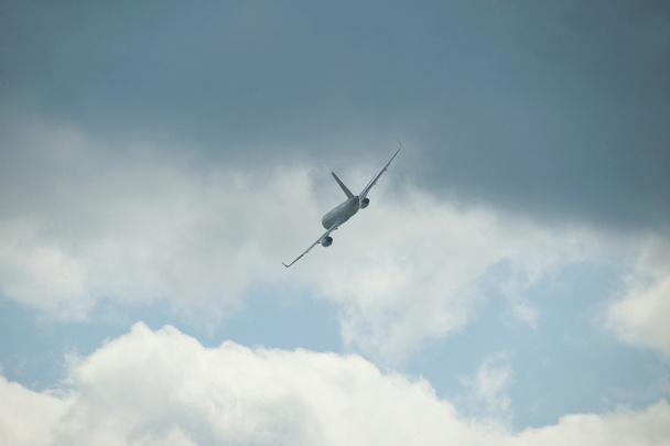 International aviation and space salon MAKS-2013 in Zhukovsky, flying the new passenger aircraft Tupolev Tu-204 on the background of clouds - Foto, Bild