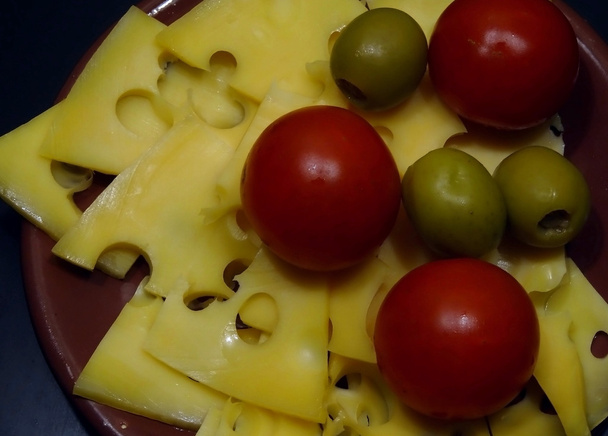 スペイン産オリーブ、スイスのチーズと粘土板にイタリアン トマト - 写真・画像