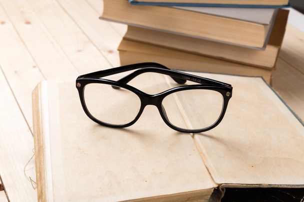 szemüveg és könyv - Fotó, kép