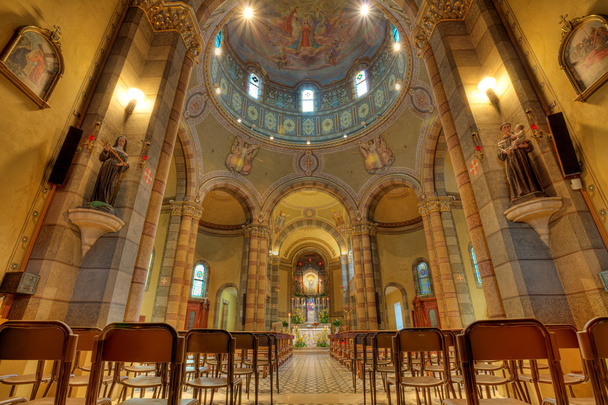 Католицька Церква внутрішній вигляд. Альба, Італія. - Фото, зображення