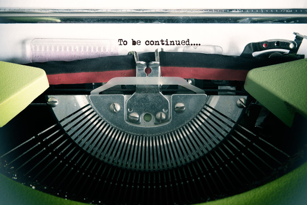 Vintage szöveg által régi typewriter, volt egy sötét és viharos, közel - Fotó, kép