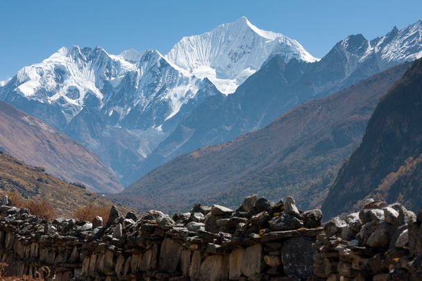 ネパール ・ ランタン谷、ランタン国立公園 Rasuwa 過程でマニ壁 - 写真・画像