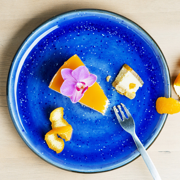 Slice of orange cheesecake - Фото, зображення