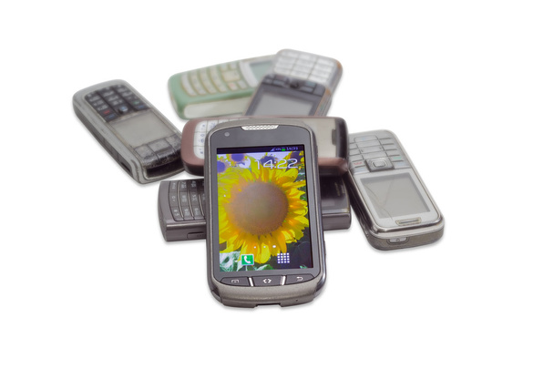 古い携帯電話の背景に近代的なスマート フォン - 写真・画像