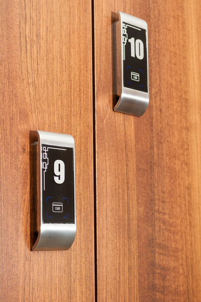 Close up de armários numerados modernos com chave de cartão
  - Foto, Imagem