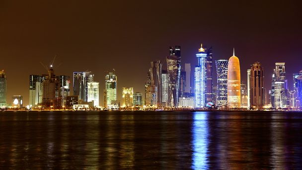 Doha, Katar. Éjszakai látképe. - Fotó, kép