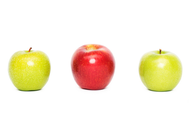 beyaz arkaplanda üç elma - Fotoğraf, Görsel
