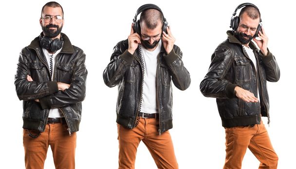 Hombre usando una chaqueta de cuero escuchando música
 - Foto, imagen