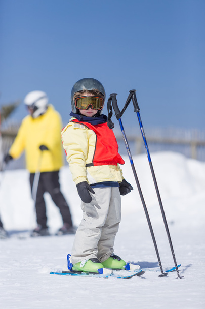 Usměvavý chlapec v masce helmu a sníh - Fotografie, Obrázek
