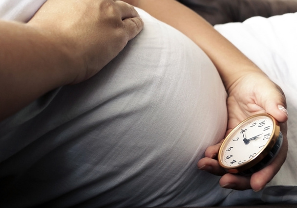 Těhotná břicho a tikající hodiny ve mámina ruce - Fotografie, Obrázek
