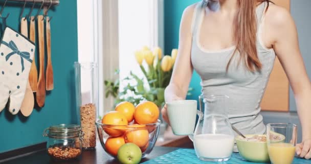 Frau isst gesundes Frühstück  - Filmmaterial, Video
