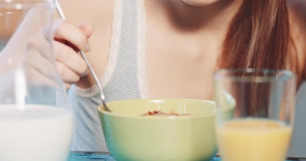 Nő eszik egészséges reggeli gabonapelyhek  - Felvétel, videó