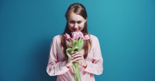 Smiling woman with bouquet of tulips - Séquence, vidéo