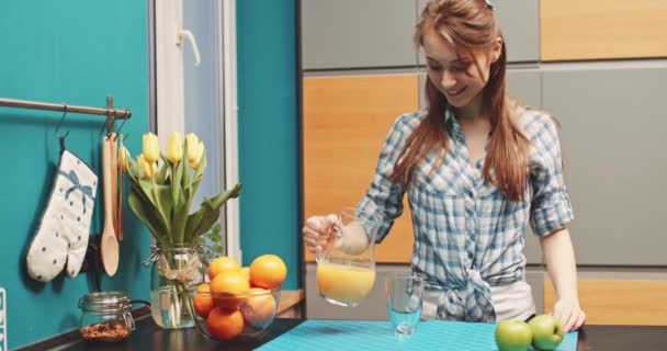 Woman drinking orange juice  - Záběry, video