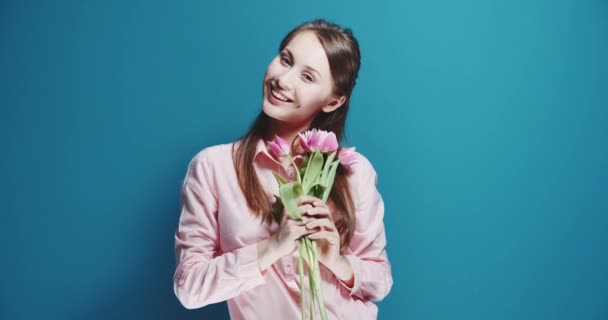 Beautiful woman with bouquet of pink tulips  - Séquence, vidéo