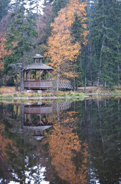 Pavillon am Ufer des Sees - Wanderweg - Foto, Bild