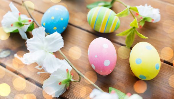 gros plan des œufs de Pâques colorés et des fleurs
 - Photo, image