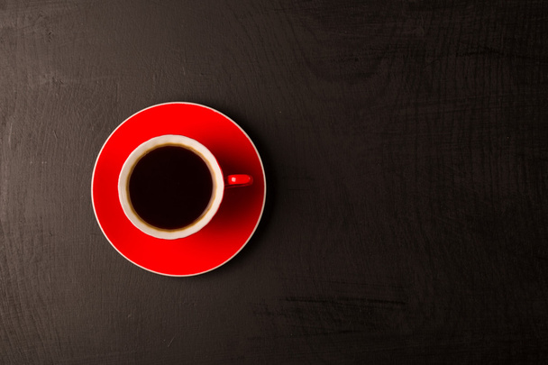 Red coffee cup and black wood background. Top view - Foto, Bild