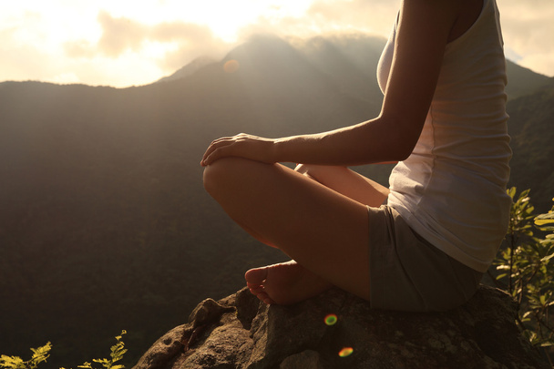 žena cvičí jóga v mountain - Fotografie, Obrázek