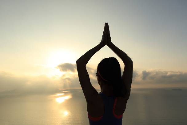 mulher praticando ioga na montanha
 - Foto, Imagem