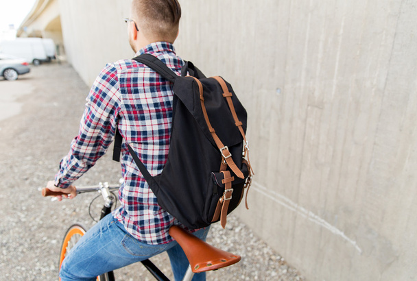 hipster man with fixed gear bike and backpack - Foto, afbeelding