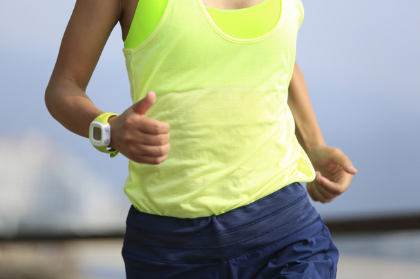 Sportos nő fut - Fotó, kép