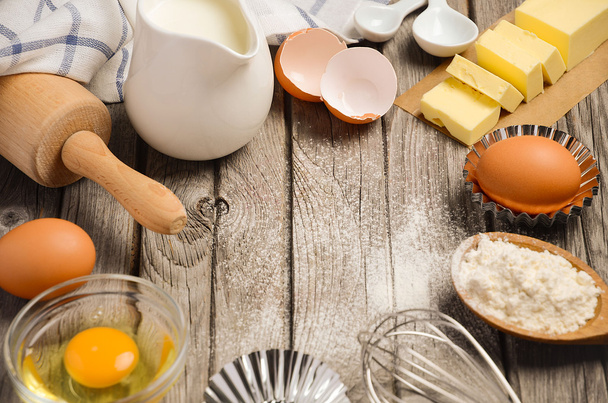 Ingredientes para hornear: leche, mantequilla, huevos y harina
. - Foto, Imagen