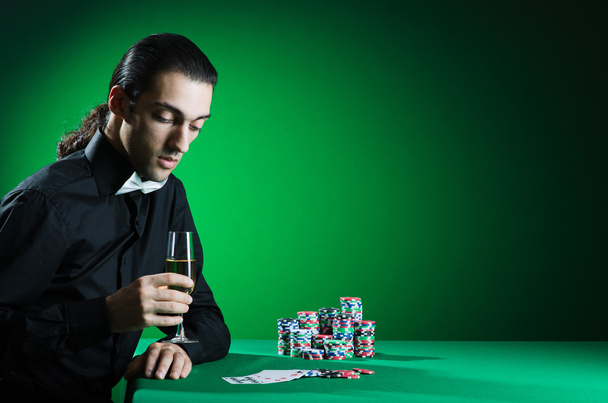 muž hraje v kasinu - Fotografie, Obrázek