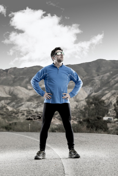 fitness sağlıklı yaşam tarzı kuru çöl manzara üzerinde poz spor adam koşucu - Fotoğraf, Görsel