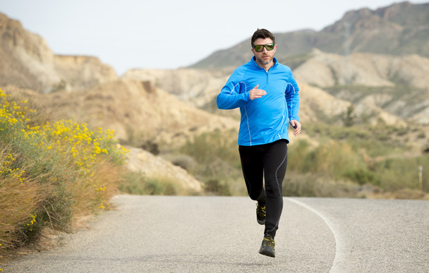 Αθλητισμός άνθρωπος τρέχει σε ξηρό τοπίο έρημο στο Fitness υγιεινό τρόπο ζωής - Φωτογραφία, εικόνα