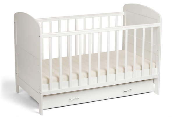 Белая деревянная детская кроватка изолирована на белом фоне
 - Фото, изображение