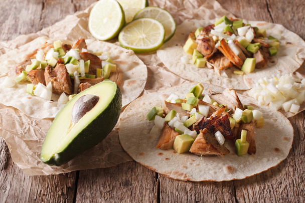 Mexické tacos s karnitas, cibulí a avokádo zblízka. horizono - Fotografie, Obrázek