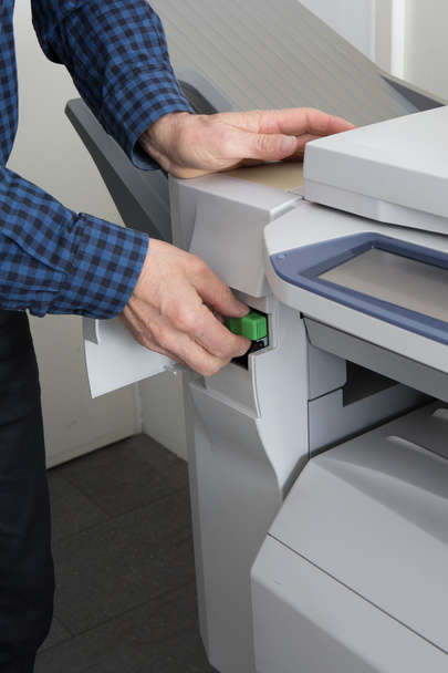 Złota rączka fixing drukarki biurowe w miejscu pracy  - Zdjęcie, obraz